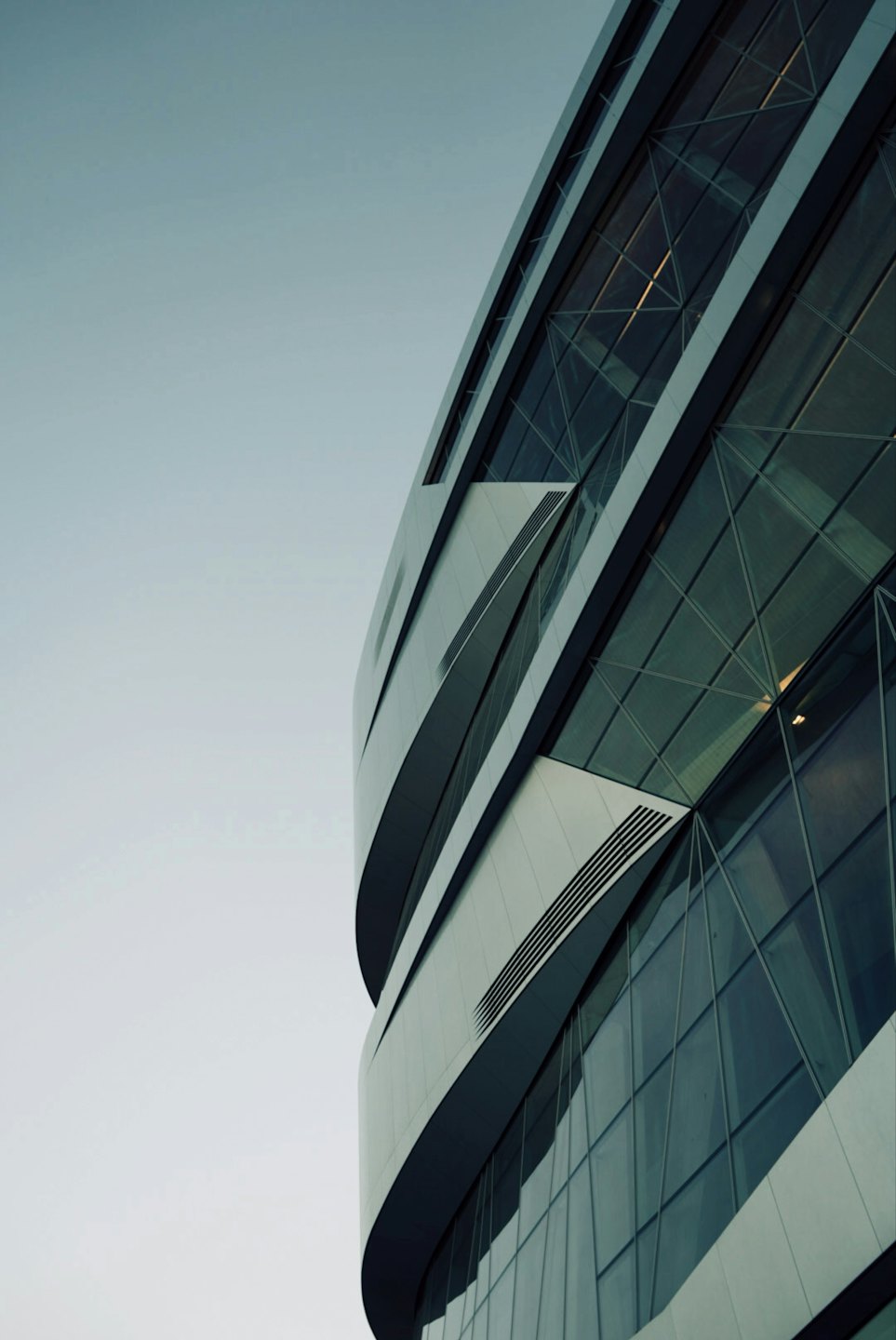 Facciata di un edificio moderno con finestre geometriche in vetro.