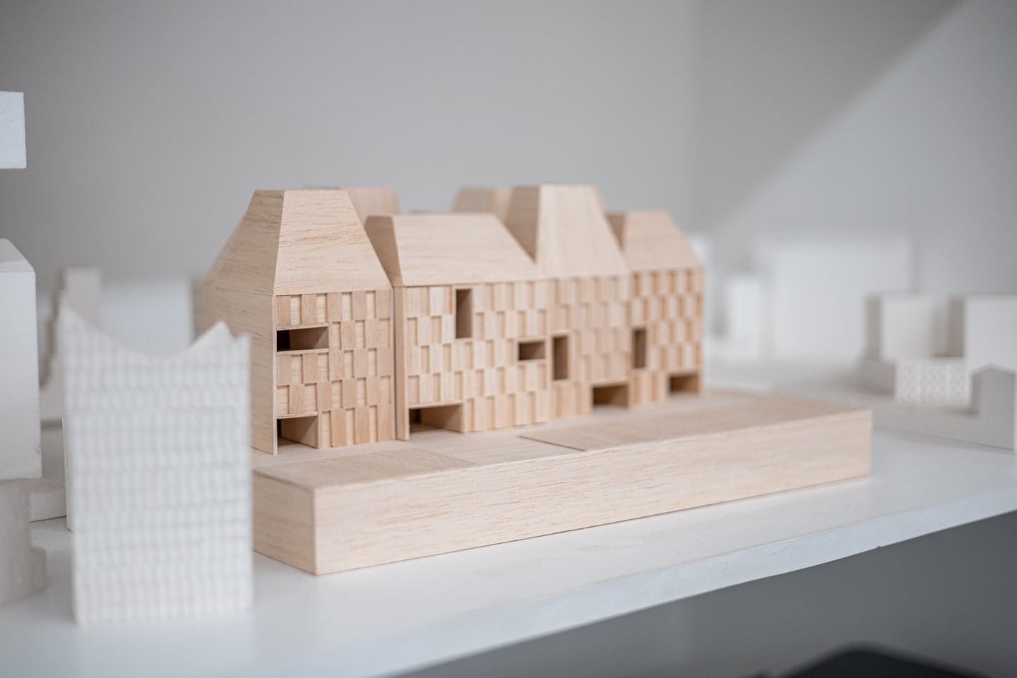 Modello architettonico in legno di un edificio plurifamiliare in studio.